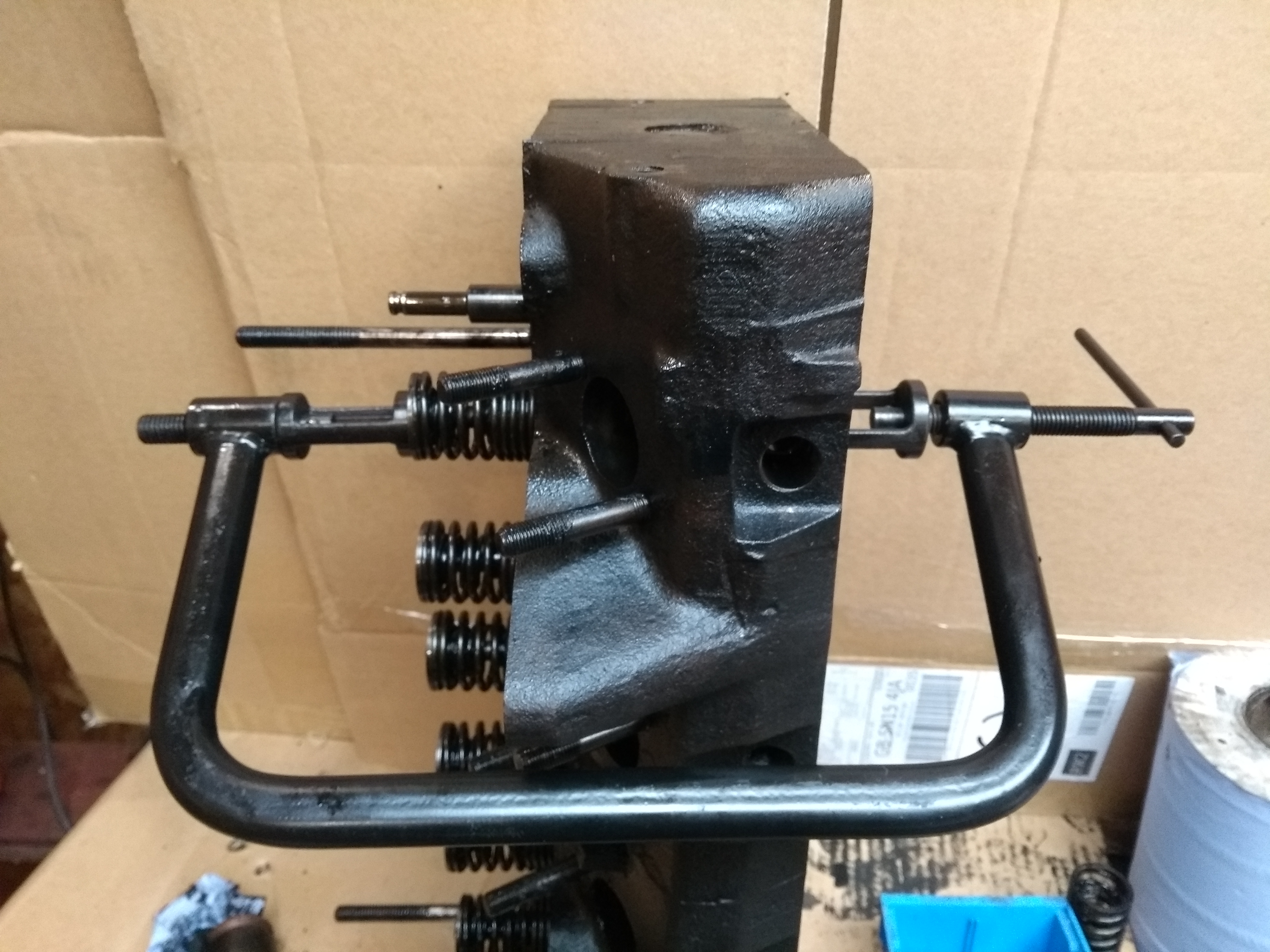 Valve spring compressor